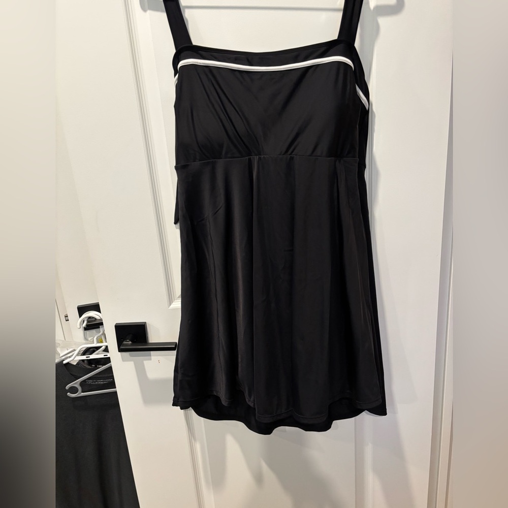 Women’s One Piece Black W/White Stripe Halter Bathing Suit Solid Bottom Size 2XL